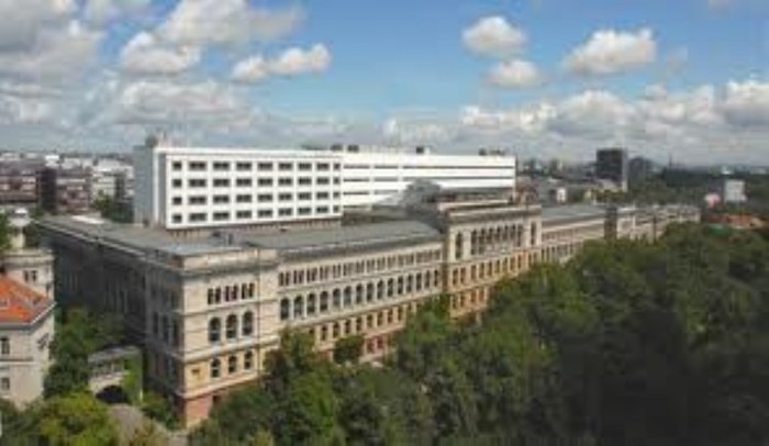 3. Trường Đại học Kỹ Thuật Berlin (TUB: Technische Universität Berlin) Trọng tâm của trường là đào tạo kỹ sư và cử nhân trong lãnh vực kỹ thuật. Thành lập năm 1879 với tên là Trường Cao Đẳng Kỹ Thuật Hoàng Gia Berlin.